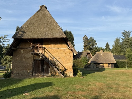 Nous partons du parking de la mairie, mais il y a aussi un parking dans la ferme Raimbourg, point de départ officiel du circuit. Ici, une grange et le double four à pain de la ferme Raimbourg.