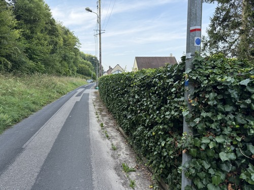 Nous arrivons à Montville, nous allons quitter le GR210 que nous suivions depuis le départ pour rejoindre le coteau ouest.