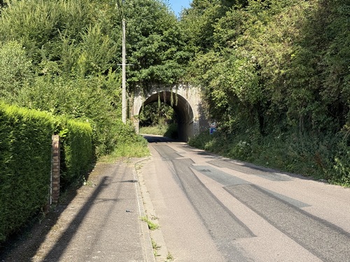 Nous allons passer sous la ligne de Malaunay - Le Houlme à Dieppe, et juste après le pont prendre le chemin à droite qui monte dans le bois.
