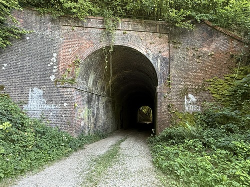 Nous passons à nouveau sous la ligne de Dieppe pour rejoindre la route des Moulins du Tot (D155), que nous allons suivre sur 270m.