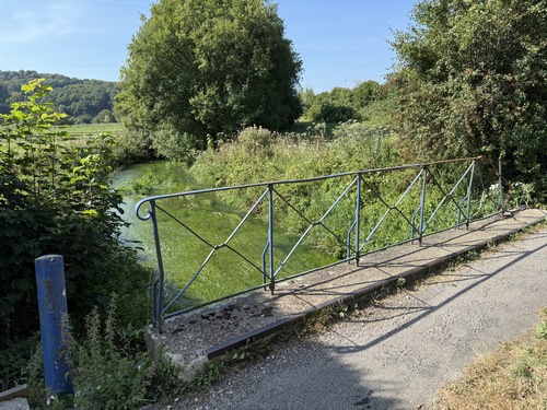 Nous quittons la départementale pour suivre le chemin de la Pérelle, en traversant ici la Clérette.