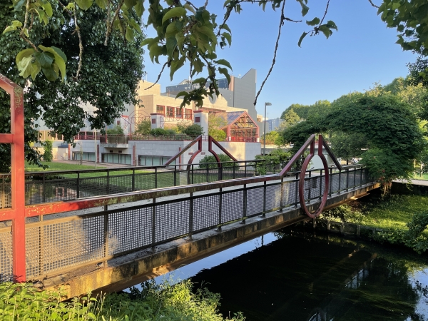 Nous quittons le parking du Bel Ebat et, à quelques pas, nous traversons l'Iton pour rejoindre la promenade (GR26) qui longe la rivière.