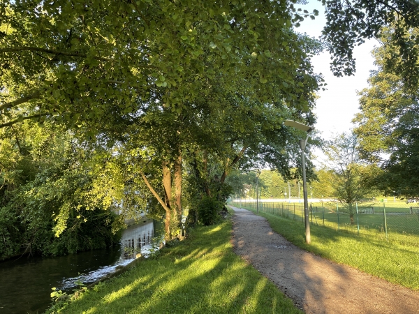 Nous contournons le stade Jean Bouin.