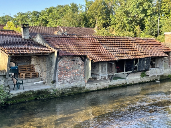 Anciens lavoirs le long de l'Iton. Une balançoire a été accrochée sur le premier à gauche.