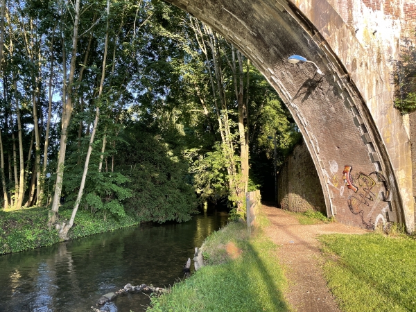 Les balises indiquent de suivre la rue Jean Bouin. En effet, l'ancien tracé du GR26 n'est plus entretenu à l'ouest de l'ancienne voie ferrée. Nous sommes bien équipés, nous décidons de prendre le risque et passons sous le pont.