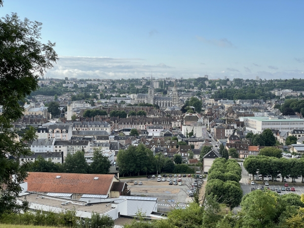Le chemin offre un magnifique panorama sur le centre d'Evreux, dominé par la cathédrale Notre-Dame.