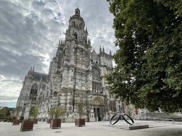 Nous arrivons au pied de la cathédrale gothique Notre-Dame d'Evreux. La cathédrale gothique (XIIIe) a remplacé la cathédrale romane (XIe) après sa destruction lors des guerres entre Philippe Auguste et les armées anglaises.