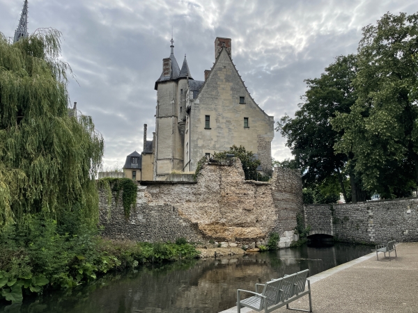 Nous longeons l'ancien palais épiscopal, construit sur l'enceinte du Bas Empire Romain, et désormais musée d'Art, Histoire et Archéologie.