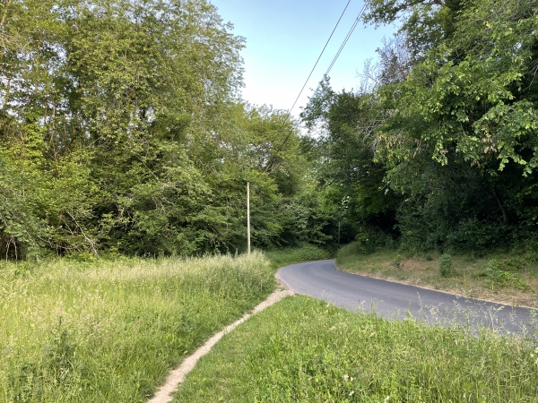 Nous retrouvons la rue du Valème pour quelques mètres avant de retrouver les chemins.