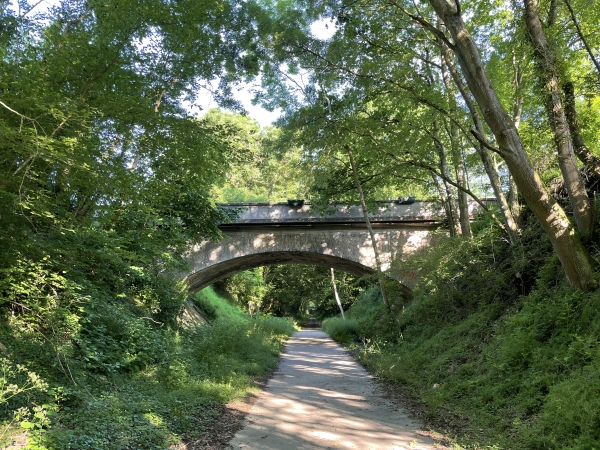 Pont ferroviaire de la rue du Neubourg à Gauville-la-Campagne.
