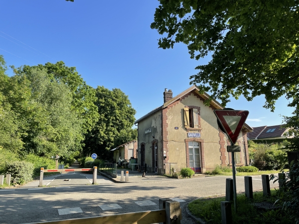Nous arrivons à l'ancienne gare de Gauville. Nous allons quitter la voie verte pour tourner à droite.