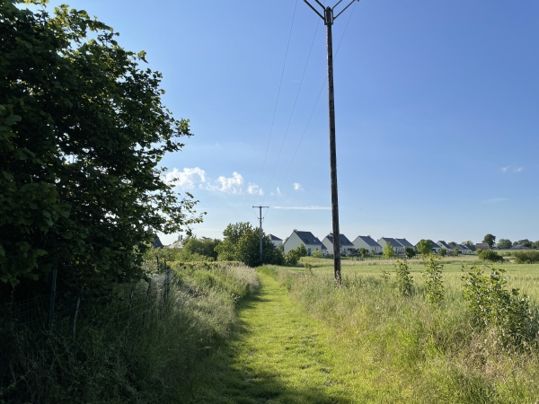 Le chemin contourne le bourg pour rejoindre l'église de Gauville-la-Campagne.