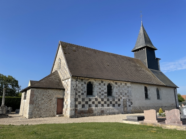 Nous longeons l'église Saint-André pour rejoindre le chemin qui est à l'est du bourg.