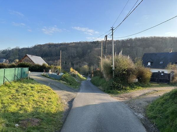 Nous partons du parking de l'église Saint-Pierre d'Equainville (Fiquefleur-Equainville), et descendons vers le vallon d'un ruisseau qui alimente la Morelle.