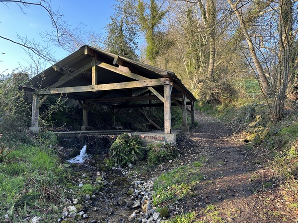 Un lavoir a été aménagé sur la source de la Fontaine Caillou. Le lavoir est à mi pente de la colline où se trouve le hameau... Ca monte bien, même sans brouette remplie de linge...