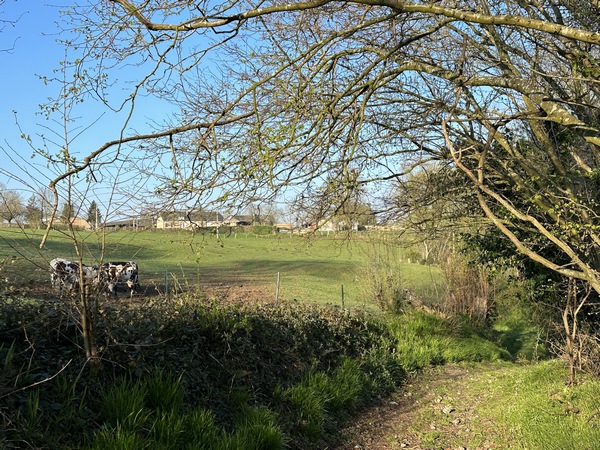 Nous longeons le hameau du Favril avant de le traverser.