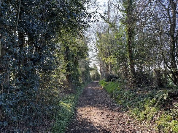 Nous traversons le hameau du Favril sur ce chemin, toujours sur le GR223.