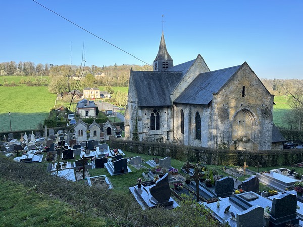 Notre chemin domine l'église Saint-Germain (XIe, XIIe, XVe) de Manneville-la-Raoult. C'est étonnant le nombre de vallons préservés, si près de Honfleur.