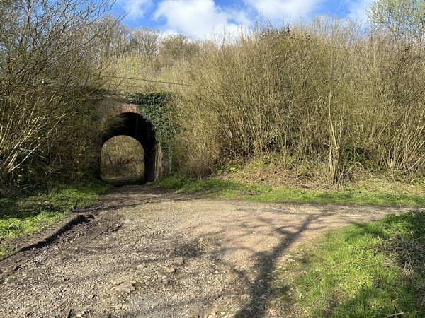 Sur cette rive, nous allons longer l'ancienne voie ferrée de Pont-Audemer à Honfleur en tournant ici à droite.