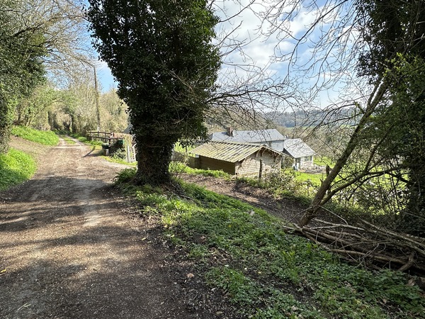 Au hameau du Gros Dos, nous tournons sur le chemin que l'on voit à droite.