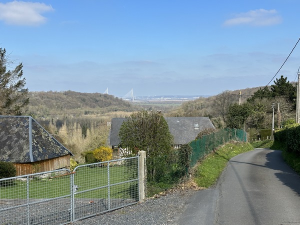 Au sommet nous suivons la rue Coutey, avec un panorama vers le pont de Normandie.