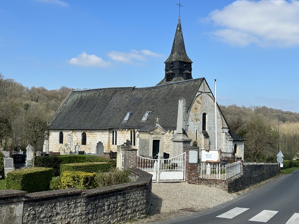 Nous retrouvons l'église Saint-Pierre d'Equainville. Le parking se trouve en face de l'église.