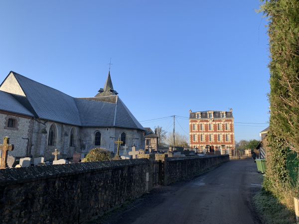 Le bourg de Genneville et son église Saint-Ouen (XIIIe XIVe). La belle maison restaurée en face de nous est appelée le Château et date de 1876.