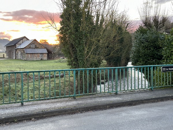 Nous partons du parking de la mairie, et traversons les deux bras de la Varenne.