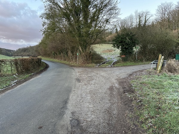 Contrairement à la fois précédente, nous ne restons pas sur la D97, mais allons tourner ici à droite sur le chemin de la Bosselette.&nbsp;