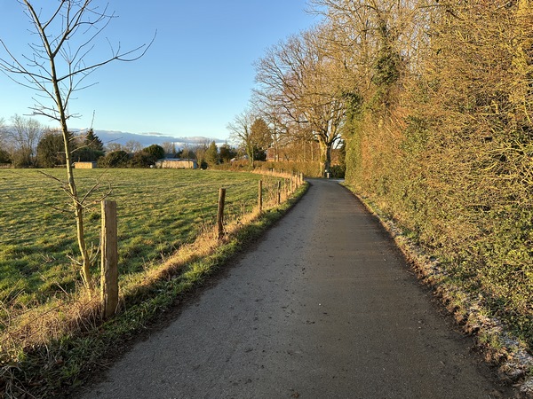 Nous traversons le hameau des Grands Mesnils.