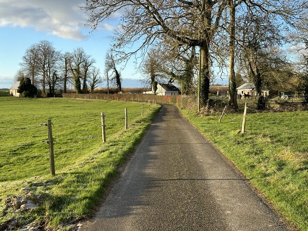Après la ferme, le chemin devient une petite route qui rejoint la D15. Après quelques mètres sur la D15, nous descendrons vers Beaumont-le-Roger.