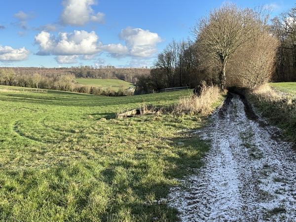 Nous traversons le plateau agricole en direction du nord-est, et descendons vers la vallée de la Varenne.