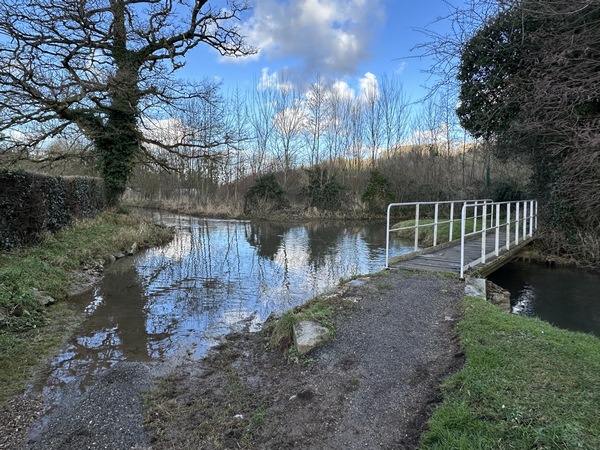 Nous arrivons au hameau de Saint-Martinet. Une pelouse est aménagée près de la rivière (avec un seul banc... et le dos à la rivière...). Nous passons le bras principal de la rivière sur la passerelle le long du gué.