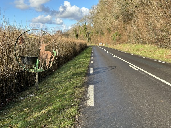 Nous suivons la D154 jusqu'au hameau du Goulet. C'est une route fréquentée, l'accotement est praticable. Heureusement, ce passage ne fait qu'un peu plus de 300 mètres.