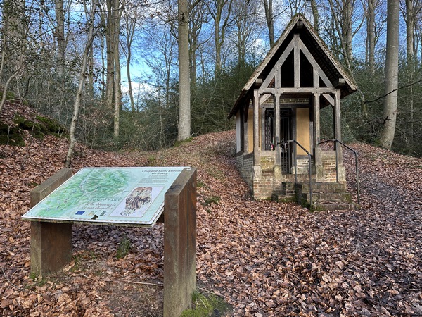 Nous descendons dans le Fond Saint-Etienne, et remontons à la chapelle. La chapelle Saint-Etienne a été édifiée en 1886 (et reconstruite en 1998) sur une source réputée pour guérir des fièvres. C'était un lieu de pèlerinage jusqu'aux années 50.