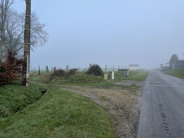 Nous traversons le village de Sainte-Foy, et quittons l'ancienne voie romaine Rouen-Dieppe que nous avons suivi sur 80 mètres, pour entrer sur le chemin de Dénestanville.