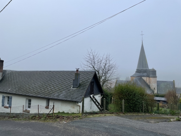 Nous sommes rue du Vieux Château, au-dessus de l'église Saint-Pierre.