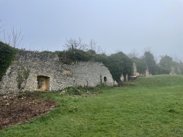 Nous entrons dans la Cour Basse.