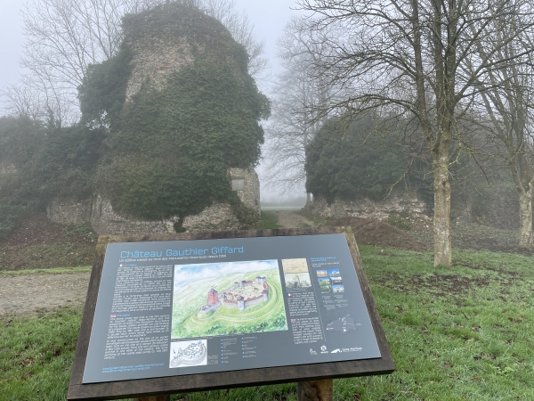 Devant la Grande Porte du XIe siècle, un panneau permet de donner sens aux vestiges encore visibles. Des tables de pique-nique permettent de prendre une pose, à mi-chemin du circuit.