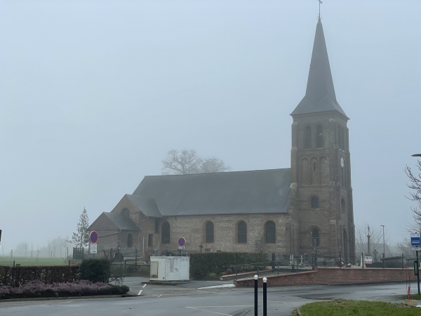 Nous passons devant l'église de Saint-Honoré, et suivons la rue de la Brocante vers le chemin du Malassis.