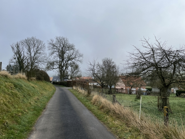 Nous suivons la rue du Stade pour rejoindre le centre du bourg.
