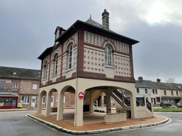 Nous voilà de retour au centre du bourg, avec sa petite halle surmontée d'une mairie sur pilotis. Cette construction date de 1911, mais des halles sont déjà mentionnées à Torcy-le-Grand dans des écrits du XVe siècle. (ref petit-patrimoine.com)