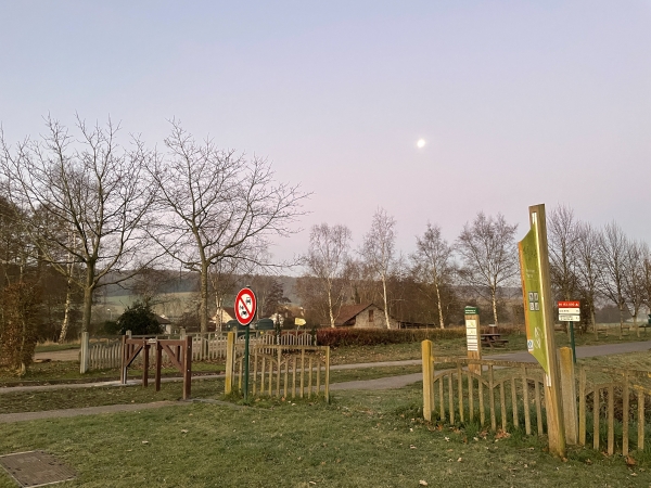 Nous sommes garés sur le parking de l'Avenue Verte, route d'Ecremesnil à Meulers, et rejoignons l'ancienne voie ferrée que nous suivons vers le nord-est. La ligne de Saint-Denis à Dieppe était la voie ferrée la plus courte entre Paris et la mer. Le tronçon entre Gisors et Serqueux a rouvert en mars 2021 ! La fermeture du tronçon Serqueux - Dieppe, sur lequel nous sommes, a été jugée illégale en 2002, ce qui n'a pas empéché la création de l'Avenue Verte en 2003...