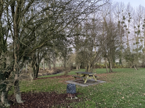 Une aire de pique-nique a été aménagée le long de la Béthune.