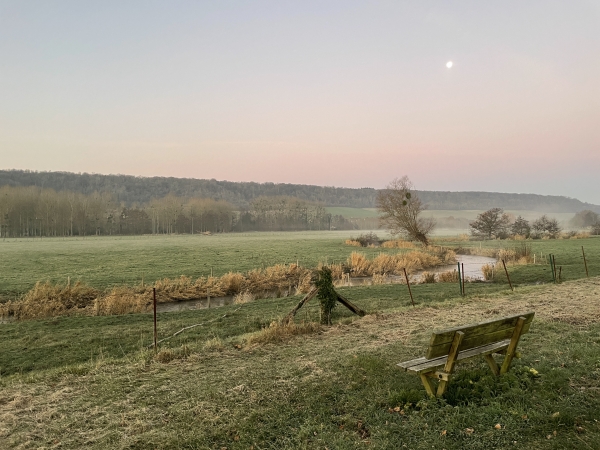 Banc avec vue sur la vallée de la Béthune. Nous serons sur la colline boisée, le Massif de Pimont, tout à l'heure.