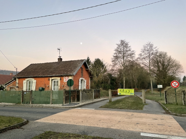 Ancien passage à niveau, PN97, de la route d'Ecremesnil, et son ancienne maison de garde-barrière.