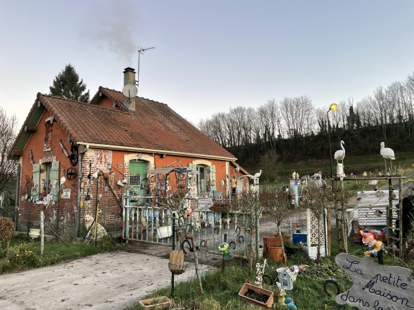 Curieux passage à niveau, PN98, sur la voie des Meudrons. Le passage à niveau a conservé sa barrière manuelle.
