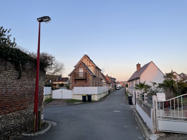 Nous quittons l'Avenue Verte à Dampierre-St-Nicolas, et traversons le bourg en direction du sud.