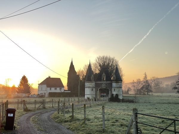 Nous longeons le chatelet d'entrée du château Dampierre-St-Nicolas. Au 17e siècle, la seigneurie de Dampierre est érigée en baronnie. Construit au XVIe siècle, le château est transformé au XIXe en imitation du style renaissance. Dégradé sous l'occupation allemande, il est tombé en ruine depuis.