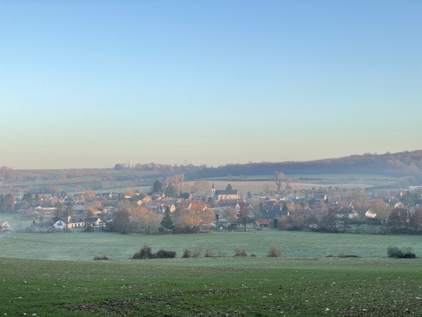 Nous montons sur coteau sud de la Béthune. Regard arrière sur la vallée et Dampierre-St-Nicolas.